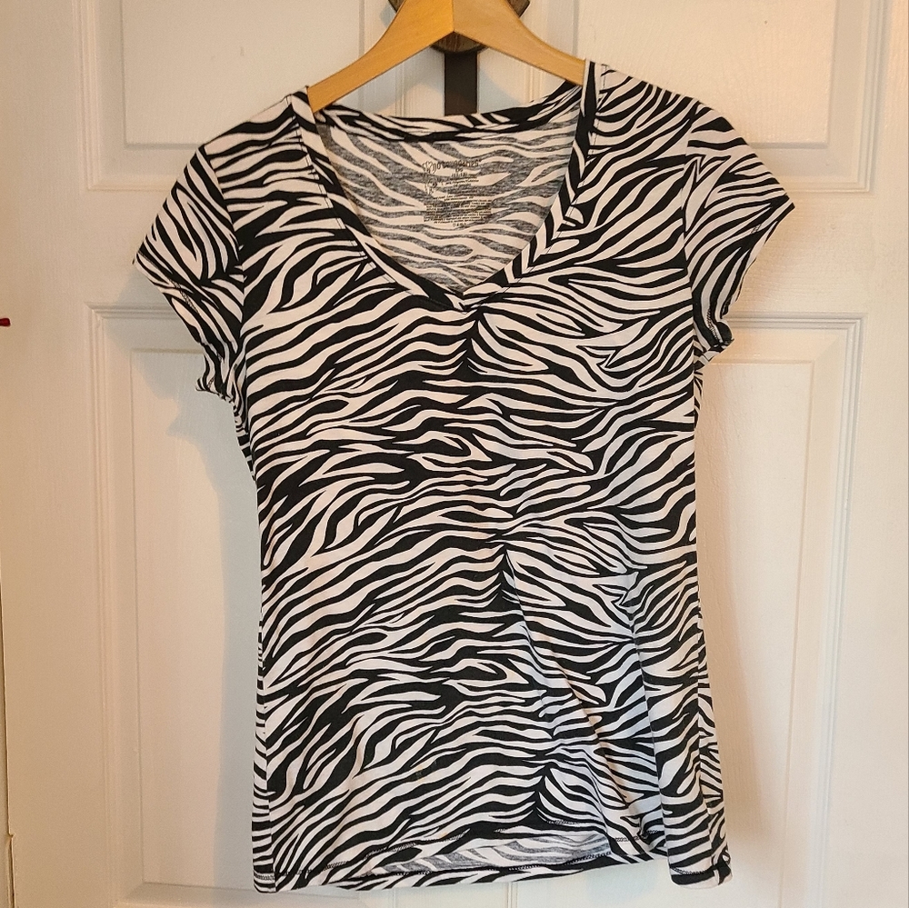 (1088) No Boundaries Woman's Zebra Pattern Activewear T-Shirt, Size: Large Colo…